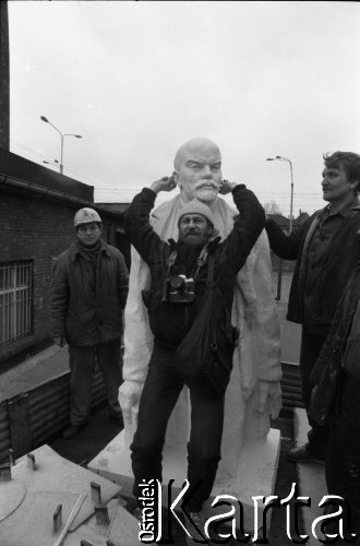 27.01.1990, Gdańsk, Polska.
Wywiezienie figury Lenina z terenu Stoczni Gdańskiej.
Fot. Leszek Pękalski, zbiory Ośrodka KARTA