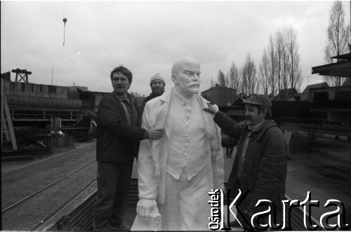 27.01.1990, Gdańsk, Polska.
Wywiezienie figury Lenina z terenu Stoczni Gdańskiej.
Fot. Leszek Pękalski, zbiory Ośrodka KARTA