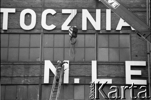 27.01.1990, Gdańsk, Polska.
Demontaż nazwy Stoczni Gdańskiej na jej budynku - usunięcie 