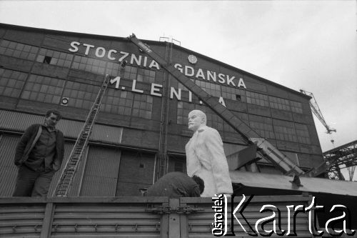 27.01.1990, Gdańsk, Polska.
Demontaż nazwy Stoczni Gdańskiej na jej budynku - usunięcie 