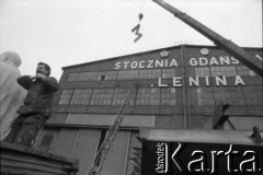 27.01.1990, Gdańsk, Polska.
Demontaż nazwy Stoczni Gdańskiej na jej budynku - usunięcie 