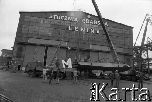 27.01.1990, Gdańsk, Polska.
Demontaż nazwy Stoczni Gdańskiej na jej budynku - usunięcie 