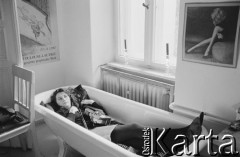 1988, Berlin, Niemcy.
Skrzypaczka Katarzyna Klebba, współpracująca z Teatrem Ósmego Dnia w wannie.
Fot. Joanna Helander, zbiory Ośrodka KARTA