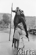 1988, Berlin, Niemcy.
Aktor Teatru Ósmego Dnia Marcin Kęszycki na szczudłach, filmowany przez Horsta Kandelera.
Fot. Joanna Helander, zbiory Ośrodka KARTA