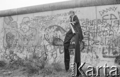 1988, Berlin, Niemcy.
Aktor Teatru Ósmego Dnia Marcin Kęszycki na szczudłach przy murze berlińskim.
Fot. Joanna Helander, zbiory Ośrodka KARTA