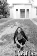 1986, Ferrara, Włochy.
Aktor Teatru Ósmego Dnia Tadeusz Janiszewski na cmentarzu żydowskim.
Fot. Joanna Helander, zbiory Ośrodka KARTA