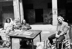 1986, Ferrara, Włochy.
Aktorzy Teatru Ósmego Dnia, od lewej: Daria Anfelli, Adam Borowski i Tadeusz Janiszewski.
Fot. Joanna Helander, zbiory Ośrodka KARTA