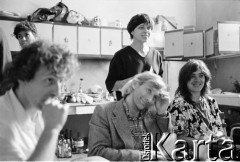 1986, Ferrara, Włochy.
W środku siedzi Tadeusz Janiszewski, z prawej Barbara Theobaldt, nad nimi stoi Michele Kramers.
Fot. Joanna Helander, zbiory Ośrodka KARTA