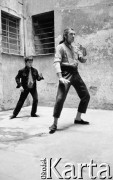 1986, Rzym, Włochy.
Aktor The Living Theatre Stefan Schulberg z synem ćwiczący tai chi.
Fot. Joanna Helander, zbiory Ośrodka KARTA