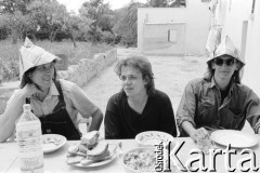 1986, Włochy.
Lech Raczak (z lewej) i Adam Borowski (z prawej) w towarzystwie włoskiego fotografa.
Fot. Joanna Helander, zbiory Ośrodka KARTA