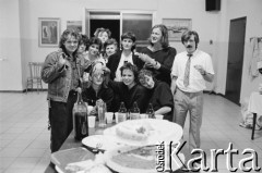 1986, Castelsardo, Sardynia, Włochy.
Drugi z prawej stoi Tomasz Stachowski, siedzą od lewej Adam Borowski, Michele Kramers.
Fot. Joanna Helander, zbiory Ośrodka KARTA