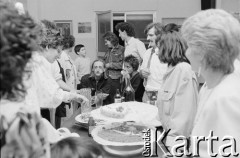 1986, Castelsardo, Sardynia, Włochy.
Za stołem siedzą aktorzy Teatru Ósmego Dnia Adam Borowski i Michele Kramers.
Fot. Joanna Helander, zbiory Ośrodka KARTA