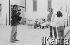 1986, Castelsardo, Sardynia, Włochy.
Reżyser Lech Raczak prezentujący do kamery afisz Teatru Ósmego Dnia.
Fot. Joanna Helander, zbiory Ośrodka KARTA