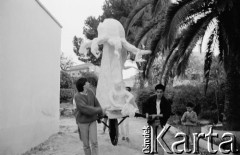 1986, Castelsardo, Sardynia, Włochy.
Przenoszenie elementu scenografii do spektaklu Teatru Ósmego Dnia.
Fot. Joanna Helander, zbiory Ośrodka KARTA