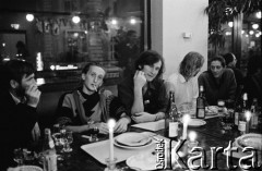 1987, brak miejsca.
Od lewej siedzą: NN, Adam Borowski, Leszek Sczaniecki, Tadeusz Janiszewski, Anna Pucker.
Fot. Joanna Helander, zbiory Ośrodka KARTA
