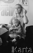 1987, Bazylea, Szwajcaria.
Aktorka Teatru Ósmego Dnia Ewa Wójciak z córką Julią.
Fot. Joanna Helander, zbiory Ośrodka KARTA