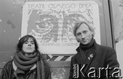 1988, brak miejsca.
Aktorzy Teatru Ósmego Dnia Barbara Theobaldt i Tadeusz Janiszewski przed plakatem.
Fot. Joanna Helander, zbiory Ośrodka KARTA