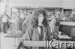 1988, brak miejsca.
Aktorka Teatru Ósmego Dnia Daria Anfelli w barze.
Fot. Joanna Helander, zbiory Ośrodka KARTA