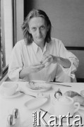 1988, brak miejsca.
Aktor Teatru Ósmego Dnia Adam Borowski jedzący śniadanie.
Fot. Joanna Helander, zbiory Ośrodka KARTA