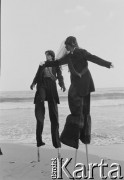 1988, Sitges, Katalonia, Hiszpania.
Aktorzy na szczudłach na plaży.
Fot. Joanna Helander, zbiory Ośrodka KARTA