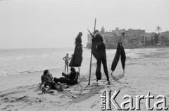 1988, Sitges, Katalonia, Hiszpania.
Aktorzy na szczudłach na plaży.
Fot. Joanna Helander, zbiory Ośrodka KARTA
