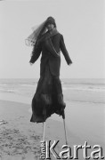 1988, Sitges, Katalonia, Hiszpania.
Aktorka na szczudłach na plaży.
Fot. Joanna Helander, zbiory Ośrodka KARTA