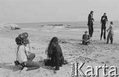 1988, Sitges, Katalonia, Hiszpania.
Aktorzy na szczudłach na plaży, filmowani przez Jacka Petryckiego.
Fot. Joanna Helander, zbiory Ośrodka KARTA
