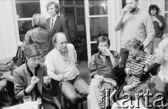 1988, Paryż, Francja.
2. z lewej opozycjonista Mirosław Chojecki, w głębi fotograf Leszek Sczaniecki, 1. z prawej szwedzki filmowiec Bo Persson.
Fot. Joanna Helander, zbiory Ośrodka KARTA
