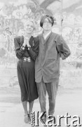 1988, Berlin, Niemcy.
Aktorka Teatru Ósmego Dnia Ewa Wójciak z Japończykiem na tle muru berlińskiego.
Fot. Joanna Helander, zbiory Ośrodka KARTA