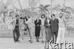 1988, Berlin, Niemcy
Za kamerą Horst Kandeler, w środku Ewa Wójciak, Bo Persson, Adam Borowski, NN i Sonendorf (?), na tle muru berlińskiego. 
Fot. Joanna Helander, zbiory Ośrodka KARTA