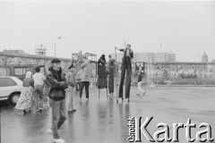 1988, Berlin, Niemcy.
Aktorzy w czasie warsztatów przy murze berlińskim.
Fot. Joanna Helander, zbiory Ośrodka KARTA