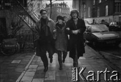 1992, Amsterdam, Holandia.
Na ulicy od lewej: Ulrich (?), aktorka Teatru Ósmego Dnia Barbara Theobaldt, szwedzki filmowiec Bo Persson.
Fot. Joanna Helander, zbiory Ośrodka KARTA