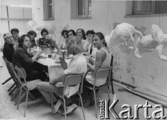 1986, Castelsardo, Sardynia, Włochy.
Obiad aktorów Teatru Ósmego Dnia. Przy stole m.in. Adam Borowski (1. z lewej), Barbara Theobaldt (4. z lewej), Michele Kramers (5. z lewej), Daria Anfelli (koło M. Kramers), Lech Raczak (3. z prawej), Tomasz Stachowski (1. z prawej), Tadeusz Janiszewski (z przodu).
Fot. Joanna Helander, zbiory Ośrodka KARTA
