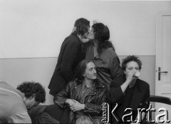 1986, Ferrara, Włochy.
Artyści Teatru Ósmego Dnia z przyjaciółmi. Stoją Lech Raczak i Cora Herrendorf, w dolnym rzędzie Paulo Nanni, Adam Borowski i Michele Kramers.
Fot. Joanna Helander, zbiory Ośrodka KARTA