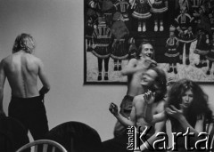 1985, Ljungskile, Szwecja.
Aktorzy Teatru Ósmego Dnia, od lewej: Tadeusz Janiszewski, Adam Borowski, Tomasz Stachowski, skrzypaczka Katarzyna Klebba.
Fot. Joanna Helander, zbiory Ośrodka KARTA