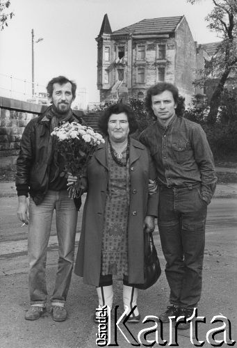 1985, Kraków, Polska.
Marek Raczak (z lewej) i Marcin Kęszycki ze spotkaną na ulicy kobietą z Gliwic.
Fot. Joanna Helander, zbiory Ośrodka KARTA