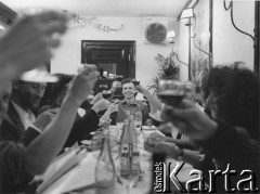 1988, Sitges, Katalonia, Hiszpania
Toast w czasie warsztatów aktorskich z udziałem aktorów Teatru Ósmego Dnia, widoczni m.in. Tadeusz Janiszewski (z lewej), Barbara Theobaldt (obok T. Janiszewskiego), Marcin Kęszycki (na wprost), Adam Borowski, Daria Anfelli (z prawej).
Fot. Joanna Helander, zbiory Ośrodka KARTA