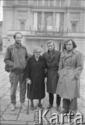 Lata 80., Polska.Od lewej NN, Maria Hajduga (babcia Joanny Helander), aktorzy Teatru Ósmego Dnia Marcin Kęszycki i Tadeusz Janiszewski.Fot. Joanna Helander, zbiory Ośrodka KARTA