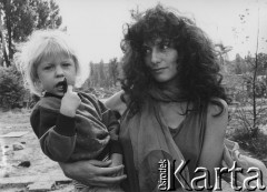 1988, Kopenhaga, Dania.
Aktorka Teatru Ósmego Dnia Daria Anfelli z córką Ewy Wójciak Julią.
Fot. Joanna Helander, zbiory Ośrodka KARTA