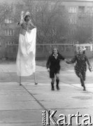 1982, Poznań, Polska.
Aktorzy Teatru Ósmego Dnia, od lewej: Tomasz Stachowski, Adam borowski i Ewa Wójciak.
Fot. Joanna Helander, zbiory Ośrodka KARTA
