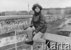 1988, Berlin, Niemcy.
Barbara von Krosigk na tle muru berlińskiego.
Fot. Joanna Helander, zbiory Ośrodka KARTA