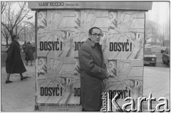 1982, Warszawa, Polska.
Prozaik, scenarzysta i reżyser Tadeusz Konwicki na tle plakatów 