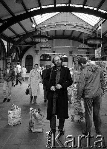 1981, Göteborg, Szwecja.
Ryszard Krynicki, poeta i tłumacz, na dworcu.
Fot. Joanna Helander, zbiory Ośrodka KARTA
