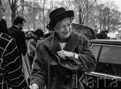 13.12.1966, Uppsala, Szwecja.
Wisława Szymborska w drodze na spotkanie na uniwersytecie w Uppsali, po wręczeniu Nagrody Nobla w dziedzinie literatury.
Fot. Joanna Helander, zbiory Ośrodka KARTA