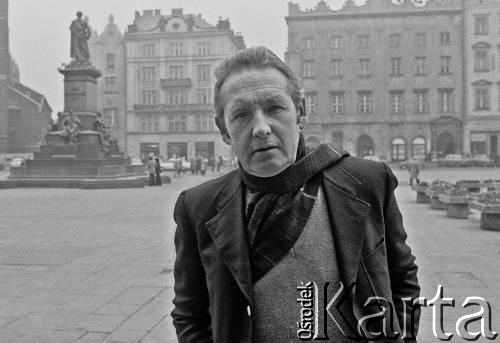 1976, Kraków, Polska.
Andrzej Wajda (1926-2016) na Rynku Głównym. Reżyser w 2000 roku otrzymał Nagrodę Akademii Filmowej (Oscara) za całokształt twórczości. W tle pomnik Adama Mickiewicza.
Fot. Joanna Helander, zbiory Ośrodka KARTA