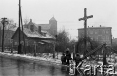 1977, Ruda Śląska, Polska.
Dzieci modlące się przed krzyżem.
Fot. Joanna Helander, zbiory Ośrodka KARTA
