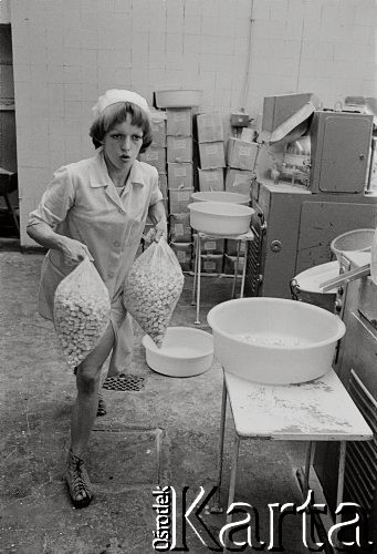 1976-1977, Polska.
Fabryka słodyczy, pracownica z torbami cukierków.
Fot. Joanna Helander, zbiory Ośrodka KARTA