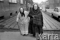 1976, Ruda Śląska, Polska. 
Staruszki na ulicy.
Fot. Joanna Helander, zbiory Ośrodka KARTA