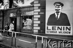 1978, Ruda Śląska, Polska.
Na ścianie budynku portret Włodzimierza Lenina z hasłem: 