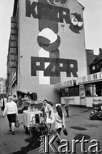 1976, Katowice, Polska.
Uliczny saturator, w tle dekoracje propagandowe PZPR. 
Fot. Joanna Helander, zbiory Ośrodka KARTA